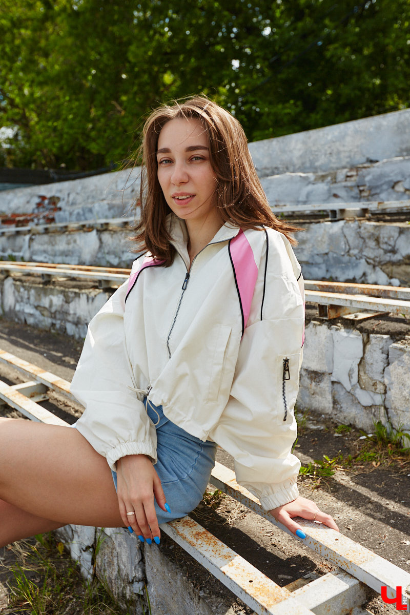 Июнь готовится закрыть за собой дождливую дверь. К сожалению, солнечными деньками он нас сильно не баловал. И всё же легкие вещи далеко в шкаф не убираем, тепло обязательно придет! Хореограф Екатерина Мельникова в этом уверена. К смене температурных трендов она давно готова. Давайте в этот прохладный денек полюбуемся на четыре стильных аутфита для знойной погоды и визуализируем настоящее, а не календарное лето!