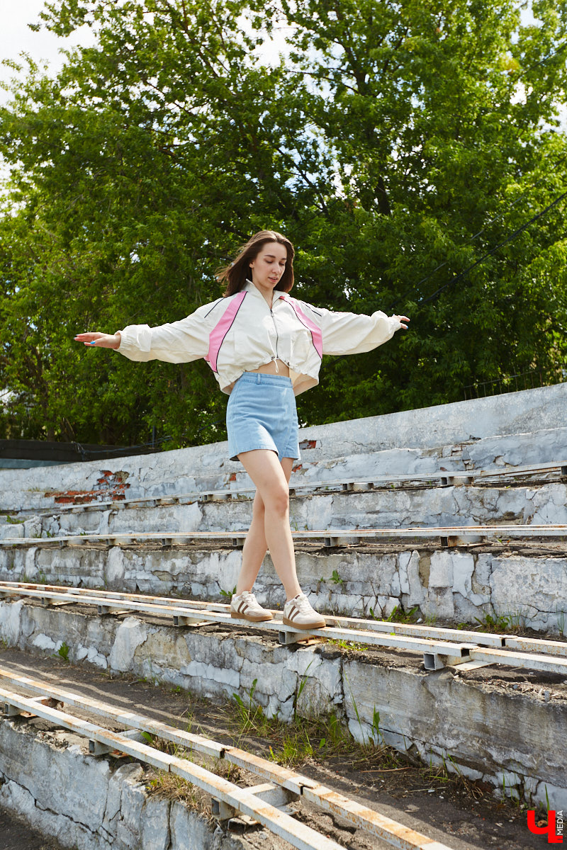 Июнь готовится закрыть за собой дождливую дверь. К сожалению, солнечными деньками он нас сильно не баловал. И всё же легкие вещи далеко в шкаф не убираем, тепло обязательно придет! Хореограф Екатерина Мельникова в этом уверена. К смене температурных трендов она давно готова. Давайте в этот прохладный денек полюбуемся на четыре стильных аутфита для знойной погоды и визуализируем настоящее, а не календарное лето!