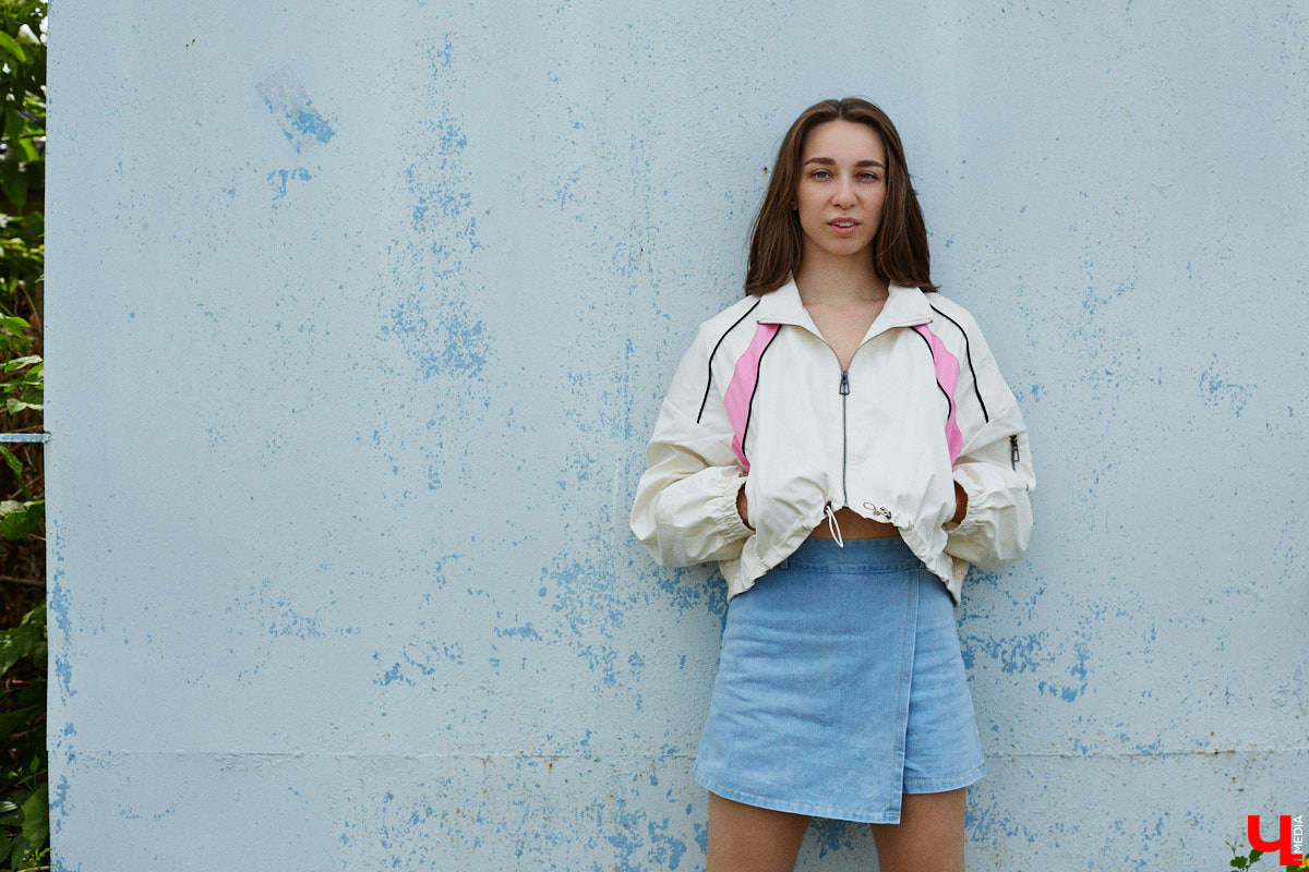 Июнь готовится закрыть за собой дождливую дверь. К сожалению, солнечными деньками он нас сильно не баловал. И всё же легкие вещи далеко в шкаф не убираем, тепло обязательно придет! Хореограф Екатерина Мельникова в этом уверена. К смене температурных трендов она давно готова. Давайте в этот прохладный денек полюбуемся на четыре стильных аутфита для знойной погоды и визуализируем настоящее, а не календарное лето!