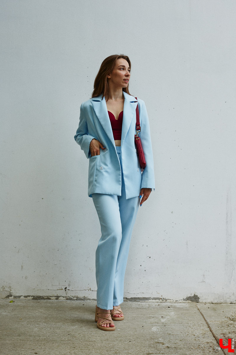 Июнь готовится закрыть за собой дождливую дверь. К сожалению, солнечными деньками он нас сильно не баловал. И всё же легкие вещи далеко в шкаф не убираем, тепло обязательно придет! Хореограф Екатерина Мельникова в этом уверена. К смене температурных трендов она давно готова. Давайте в этот прохладный денек полюбуемся на четыре стильных аутфита для знойной погоды и визуализируем настоящее, а не календарное лето!