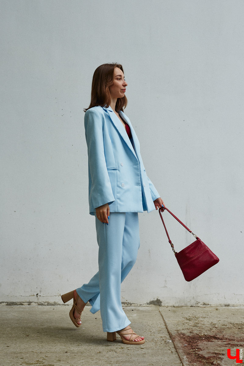 Июнь готовится закрыть за собой дождливую дверь. К сожалению, солнечными деньками он нас сильно не баловал. И всё же легкие вещи далеко в шкаф не убираем, тепло обязательно придет! Хореограф Екатерина Мельникова в этом уверена. К смене температурных трендов она давно готова. Давайте в этот прохладный денек полюбуемся на четыре стильных аутфита для знойной погоды и визуализируем настоящее, а не календарное лето!