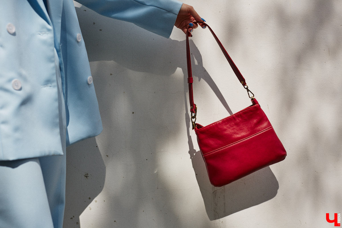 Июнь готовится закрыть за собой дождливую дверь. К сожалению, солнечными деньками он нас сильно не баловал. И всё же легкие вещи далеко в шкаф не убираем, тепло обязательно придет! Хореограф Екатерина Мельникова в этом уверена. К смене температурных трендов она давно готова. Давайте в этот прохладный денек полюбуемся на четыре стильных аутфита для знойной погоды и визуализируем настоящее, а не календарное лето!