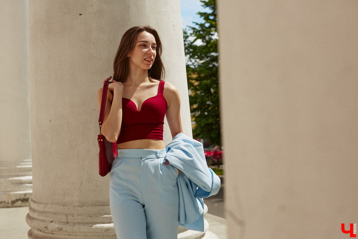 Июнь готовится закрыть за собой дождливую дверь. К сожалению, солнечными деньками он нас сильно не баловал. И всё же легкие вещи далеко в шкаф не убираем, тепло обязательно придет! Хореограф Екатерина Мельникова в этом уверена. К смене температурных трендов она давно готова. Давайте в этот прохладный денек полюбуемся на четыре стильных аутфита для знойной погоды и визуализируем настоящее, а не календарное лето!