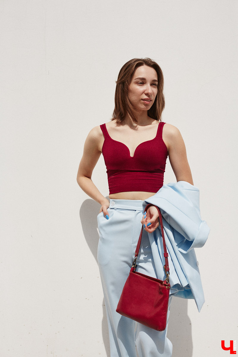 Июнь готовится закрыть за собой дождливую дверь. К сожалению, солнечными деньками он нас сильно не баловал. И всё же легкие вещи далеко в шкаф не убираем, тепло обязательно придет! Хореограф Екатерина Мельникова в этом уверена. К смене температурных трендов она давно готова. Давайте в этот прохладный денек полюбуемся на четыре стильных аутфита для знойной погоды и визуализируем настоящее, а не календарное лето!