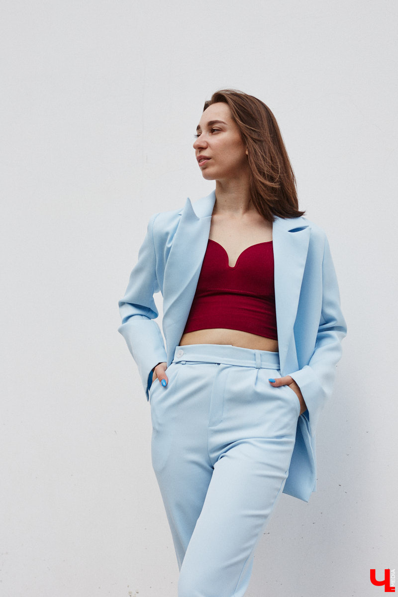 Июнь готовится закрыть за собой дождливую дверь. К сожалению, солнечными деньками он нас сильно не баловал. И всё же легкие вещи далеко в шкаф не убираем, тепло обязательно придет! Хореограф Екатерина Мельникова в этом уверена. К смене температурных трендов она давно готова. Давайте в этот прохладный денек полюбуемся на четыре стильных аутфита для знойной погоды и визуализируем настоящее, а не календарное лето!