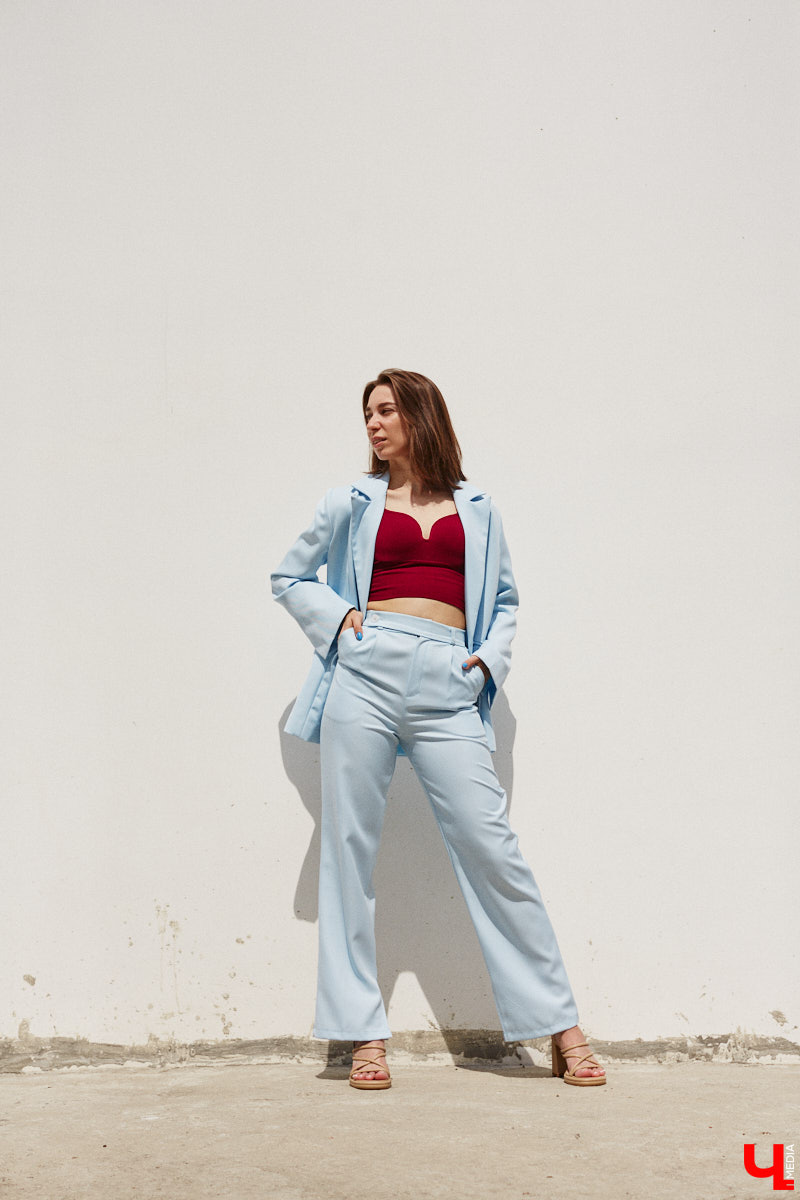 Июнь готовится закрыть за собой дождливую дверь. К сожалению, солнечными деньками он нас сильно не баловал. И всё же легкие вещи далеко в шкаф не убираем, тепло обязательно придет! Хореограф Екатерина Мельникова в этом уверена. К смене температурных трендов она давно готова. Давайте в этот прохладный денек полюбуемся на четыре стильных аутфита для знойной погоды и визуализируем настоящее, а не календарное лето!