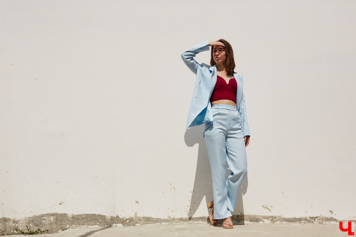 Июнь готовится закрыть за собой дождливую дверь. К сожалению, солнечными деньками он нас сильно не баловал. И всё же легкие вещи далеко в шкаф не убираем, тепло обязательно придет! Хореограф Екатерина Мельникова в этом уверена. К смене температурных трендов она давно готова. Давайте в этот прохладный денек полюбуемся на четыре стильных аутфита для знойной погоды и визуализируем настоящее, а не календарное лето!