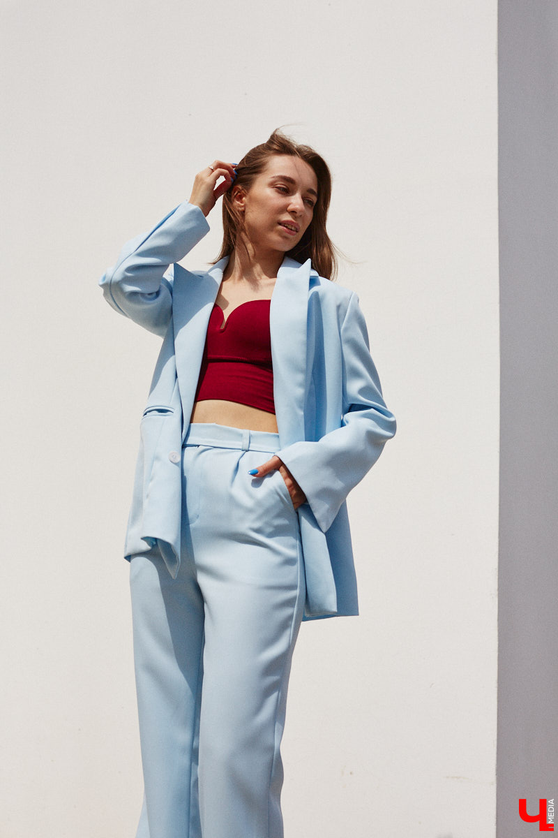 Июнь готовится закрыть за собой дождливую дверь. К сожалению, солнечными деньками он нас сильно не баловал. И всё же легкие вещи далеко в шкаф не убираем, тепло обязательно придет! Хореограф Екатерина Мельникова в этом уверена. К смене температурных трендов она давно готова. Давайте в этот прохладный денек полюбуемся на четыре стильных аутфита для знойной погоды и визуализируем настоящее, а не календарное лето!