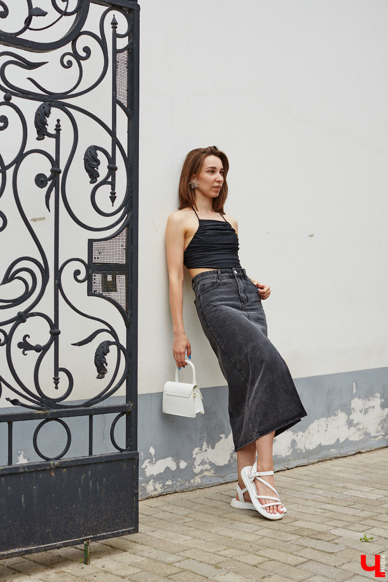 Июнь готовится закрыть за собой дождливую дверь. К сожалению, солнечными деньками он нас сильно не баловал. И всё же легкие вещи далеко в шкаф не убираем, тепло обязательно придет! Хореограф Екатерина Мельникова в этом уверена. К смене температурных трендов она давно готова. Давайте в этот прохладный денек полюбуемся на четыре стильных аутфита для знойной погоды и визуализируем настоящее, а не календарное лето!