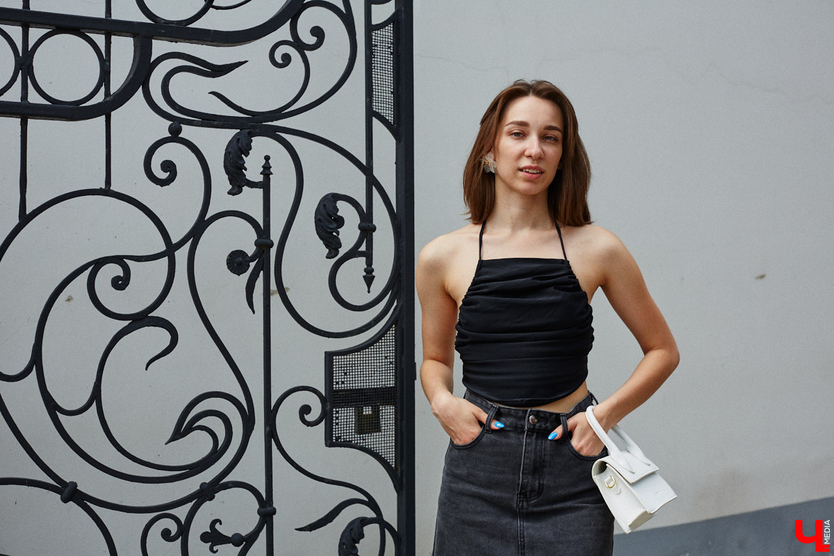 Июнь готовится закрыть за собой дождливую дверь. К сожалению, солнечными деньками он нас сильно не баловал. И всё же легкие вещи далеко в шкаф не убираем, тепло обязательно придет! Хореограф Екатерина Мельникова в этом уверена. К смене температурных трендов она давно готова. Давайте в этот прохладный денек полюбуемся на четыре стильных аутфита для знойной погоды и визуализируем настоящее, а не календарное лето!