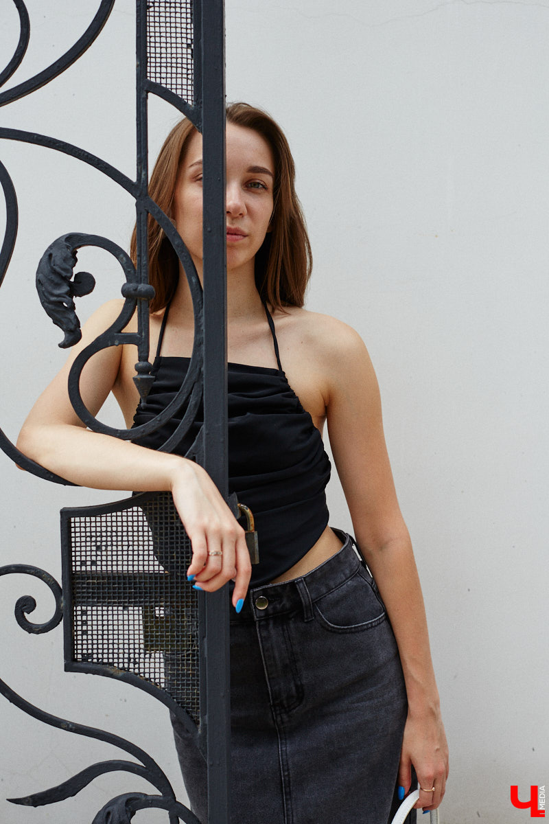 Июнь готовится закрыть за собой дождливую дверь. К сожалению, солнечными деньками он нас сильно не баловал. И всё же легкие вещи далеко в шкаф не убираем, тепло обязательно придет! Хореограф Екатерина Мельникова в этом уверена. К смене температурных трендов она давно готова. Давайте в этот прохладный денек полюбуемся на четыре стильных аутфита для знойной погоды и визуализируем настоящее, а не календарное лето!