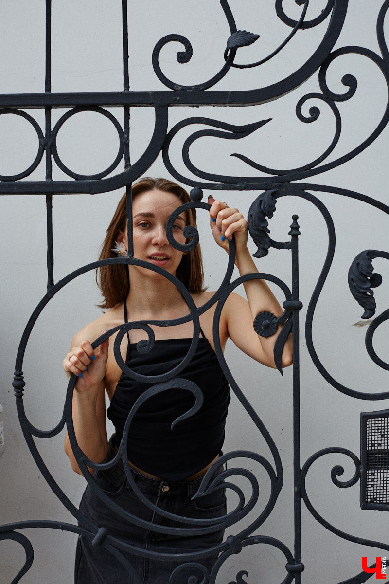 Июнь готовится закрыть за собой дождливую дверь. К сожалению, солнечными деньками он нас сильно не баловал. И всё же легкие вещи далеко в шкаф не убираем, тепло обязательно придет! Хореограф Екатерина Мельникова в этом уверена. К смене температурных трендов она давно готова. Давайте в этот прохладный денек полюбуемся на четыре стильных аутфита для знойной погоды и визуализируем настоящее, а не календарное лето!