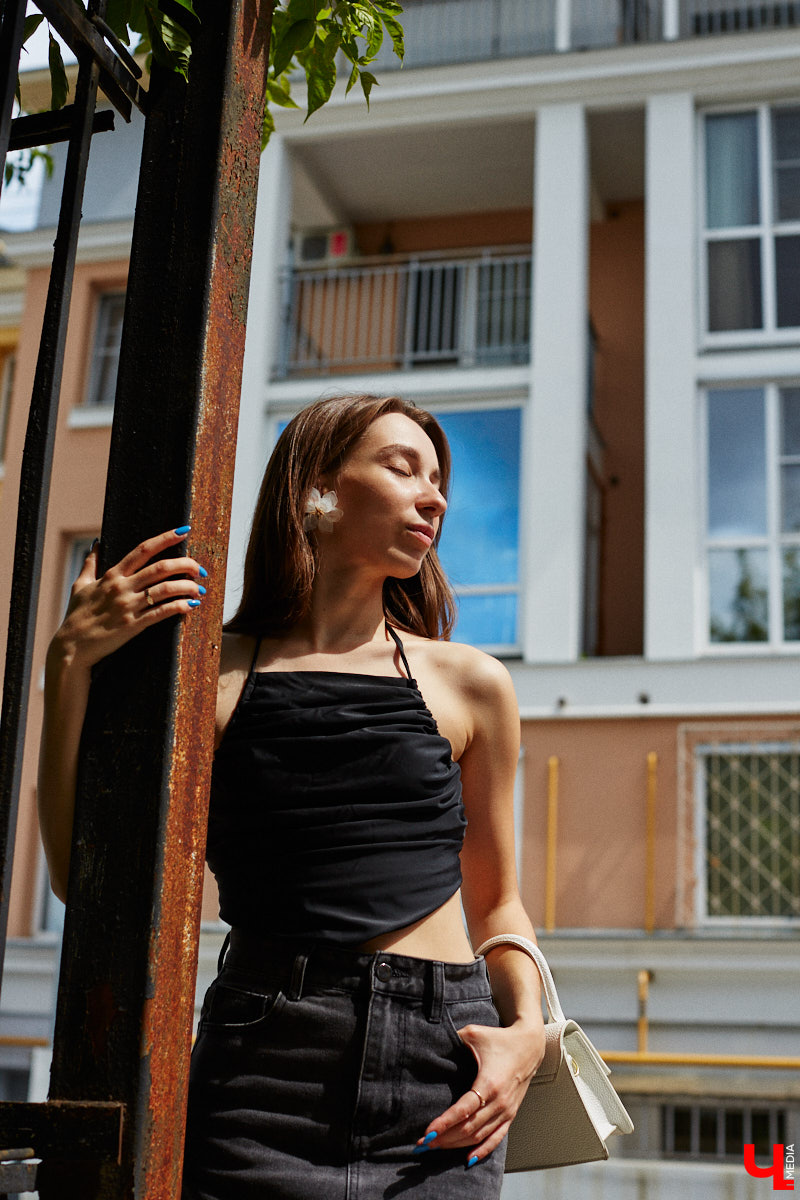 Июнь готовится закрыть за собой дождливую дверь. К сожалению, солнечными деньками он нас сильно не баловал. И всё же легкие вещи далеко в шкаф не убираем, тепло обязательно придет! Хореограф Екатерина Мельникова в этом уверена. К смене температурных трендов она давно готова. Давайте в этот прохладный денек полюбуемся на четыре стильных аутфита для знойной погоды и визуализируем настоящее, а не календарное лето!