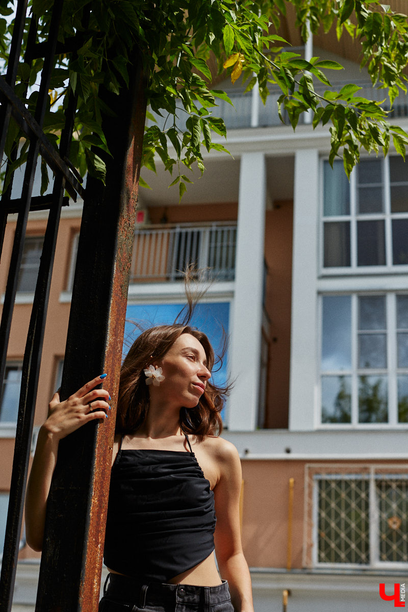 Июнь готовится закрыть за собой дождливую дверь. К сожалению, солнечными деньками он нас сильно не баловал. И всё же легкие вещи далеко в шкаф не убираем, тепло обязательно придет! Хореограф Екатерина Мельникова в этом уверена. К смене температурных трендов она давно готова. Давайте в этот прохладный денек полюбуемся на четыре стильных аутфита для знойной погоды и визуализируем настоящее, а не календарное лето!