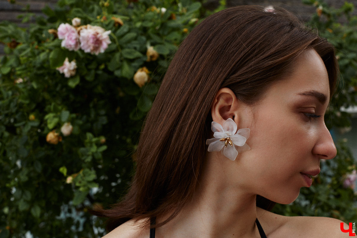 Июнь готовится закрыть за собой дождливую дверь. К сожалению, солнечными деньками он нас сильно не баловал. И всё же легкие вещи далеко в шкаф не убираем, тепло обязательно придет! Хореограф Екатерина Мельникова в этом уверена. К смене температурных трендов она давно готова. Давайте в этот прохладный денек полюбуемся на четыре стильных аутфита для знойной погоды и визуализируем настоящее, а не календарное лето!