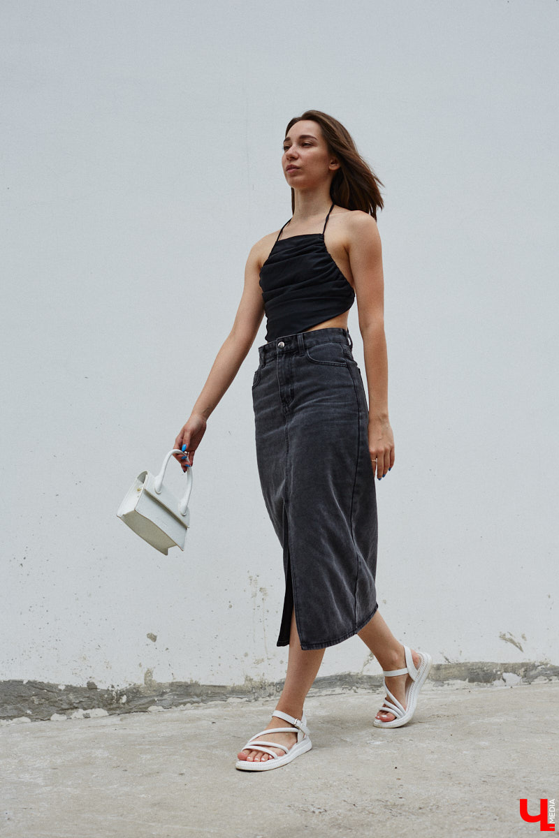 Июнь готовится закрыть за собой дождливую дверь. К сожалению, солнечными деньками он нас сильно не баловал. И всё же легкие вещи далеко в шкаф не убираем, тепло обязательно придет! Хореограф Екатерина Мельникова в этом уверена. К смене температурных трендов она давно готова. Давайте в этот прохладный денек полюбуемся на четыре стильных аутфита для знойной погоды и визуализируем настоящее, а не календарное лето!