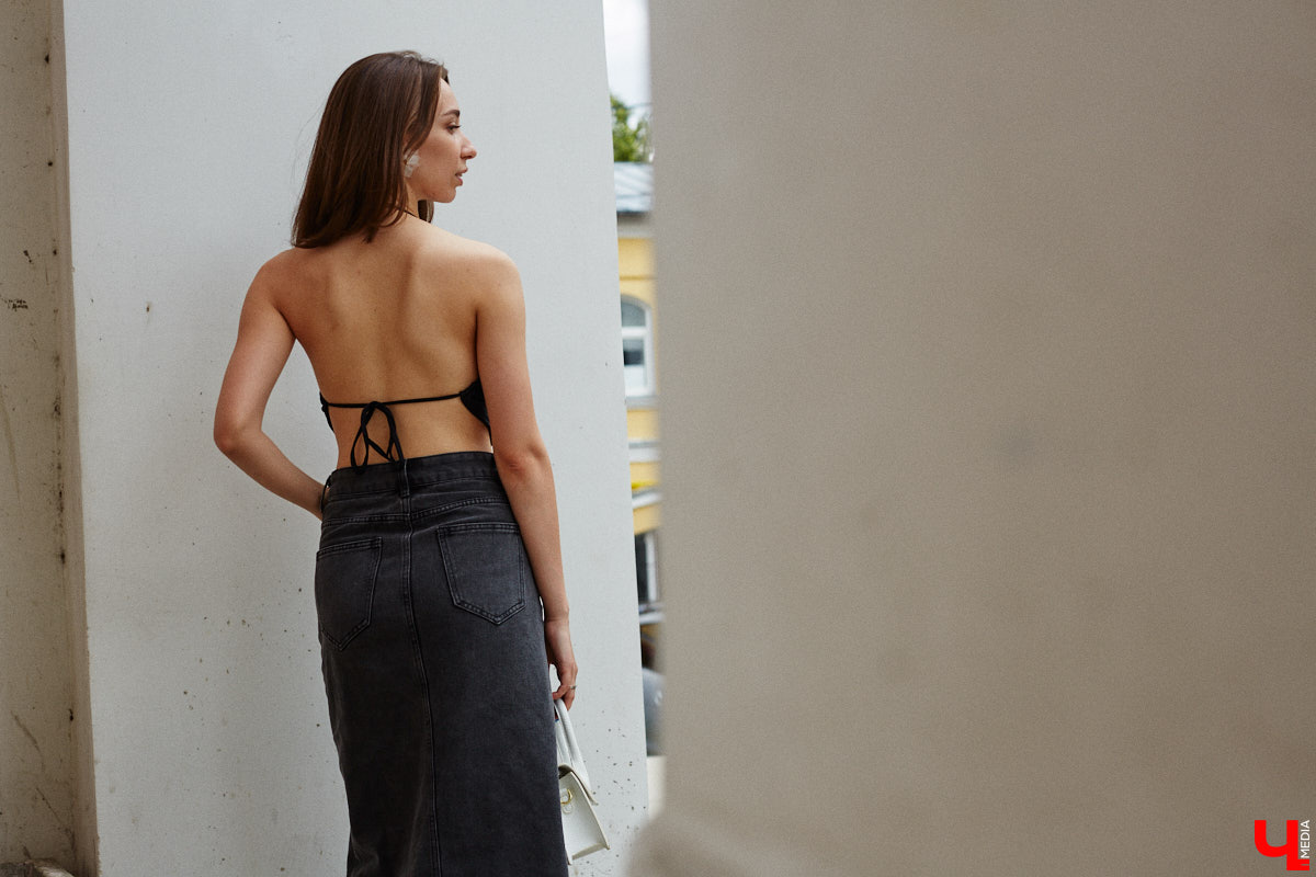 Июнь готовится закрыть за собой дождливую дверь. К сожалению, солнечными деньками он нас сильно не баловал. И всё же легкие вещи далеко в шкаф не убираем, тепло обязательно придет! Хореограф Екатерина Мельникова в этом уверена. К смене температурных трендов она давно готова. Давайте в этот прохладный денек полюбуемся на четыре стильных аутфита для знойной погоды и визуализируем настоящее, а не календарное лето!