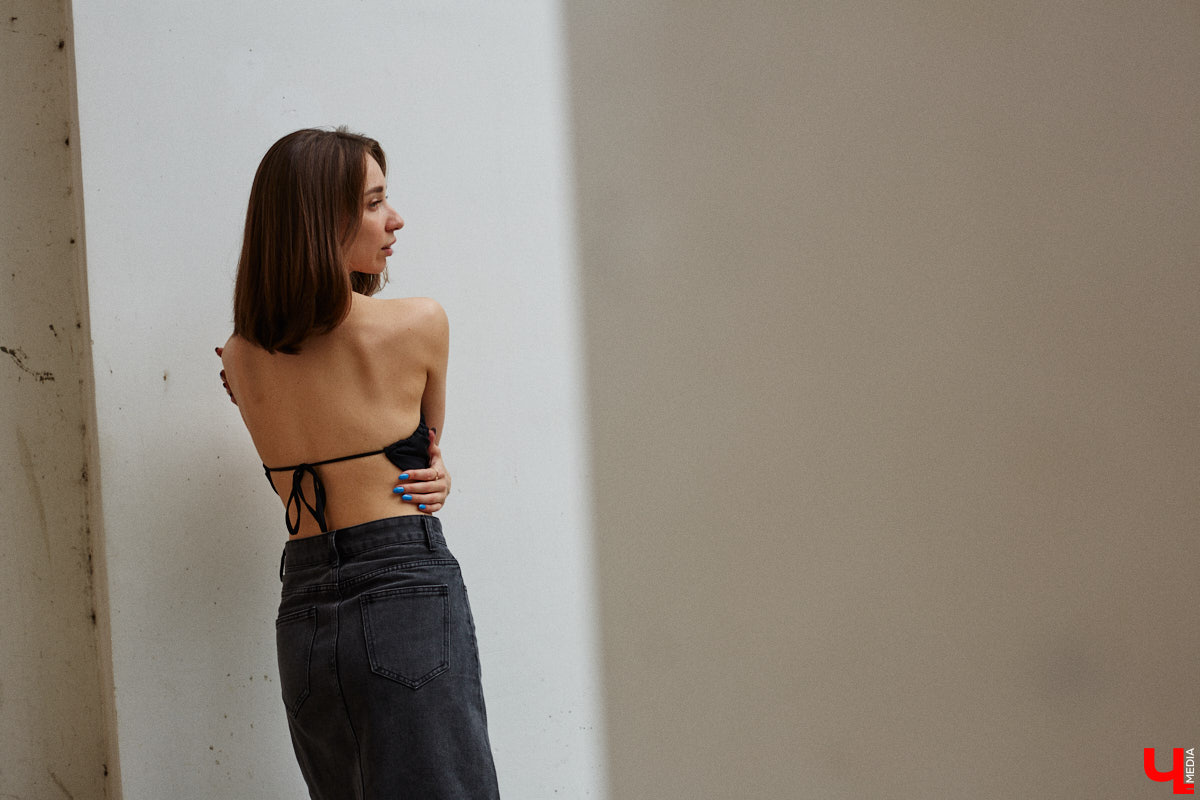 Июнь готовится закрыть за собой дождливую дверь. К сожалению, солнечными деньками он нас сильно не баловал. И всё же легкие вещи далеко в шкаф не убираем, тепло обязательно придет! Хореограф Екатерина Мельникова в этом уверена. К смене температурных трендов она давно готова. Давайте в этот прохладный денек полюбуемся на четыре стильных аутфита для знойной погоды и визуализируем настоящее, а не календарное лето!