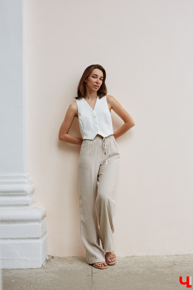 Июнь готовится закрыть за собой дождливую дверь. К сожалению, солнечными деньками он нас сильно не баловал. И всё же легкие вещи далеко в шкаф не убираем, тепло обязательно придет! Хореограф Екатерина Мельникова в этом уверена. К смене температурных трендов она давно готова. Давайте в этот прохладный денек полюбуемся на четыре стильных аутфита для знойной погоды и визуализируем настоящее, а не календарное лето!