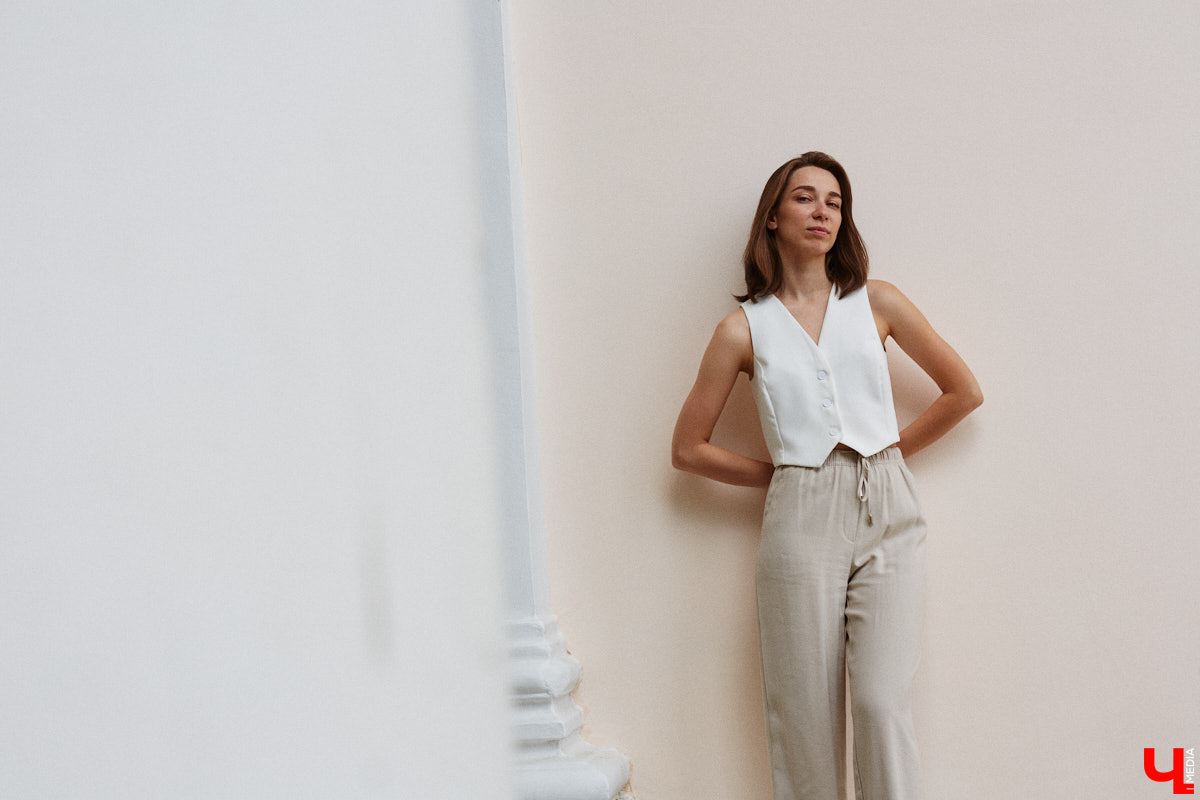 Июнь готовится закрыть за собой дождливую дверь. К сожалению, солнечными деньками он нас сильно не баловал. И всё же легкие вещи далеко в шкаф не убираем, тепло обязательно придет! Хореограф Екатерина Мельникова в этом уверена. К смене температурных трендов она давно готова. Давайте в этот прохладный денек полюбуемся на четыре стильных аутфита для знойной погоды и визуализируем настоящее, а не календарное лето!