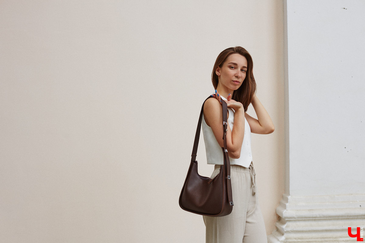 Июнь готовится закрыть за собой дождливую дверь. К сожалению, солнечными деньками он нас сильно не баловал. И всё же легкие вещи далеко в шкаф не убираем, тепло обязательно придет! Хореограф Екатерина Мельникова в этом уверена. К смене температурных трендов она давно готова. Давайте в этот прохладный денек полюбуемся на четыре стильных аутфита для знойной погоды и визуализируем настоящее, а не календарное лето!