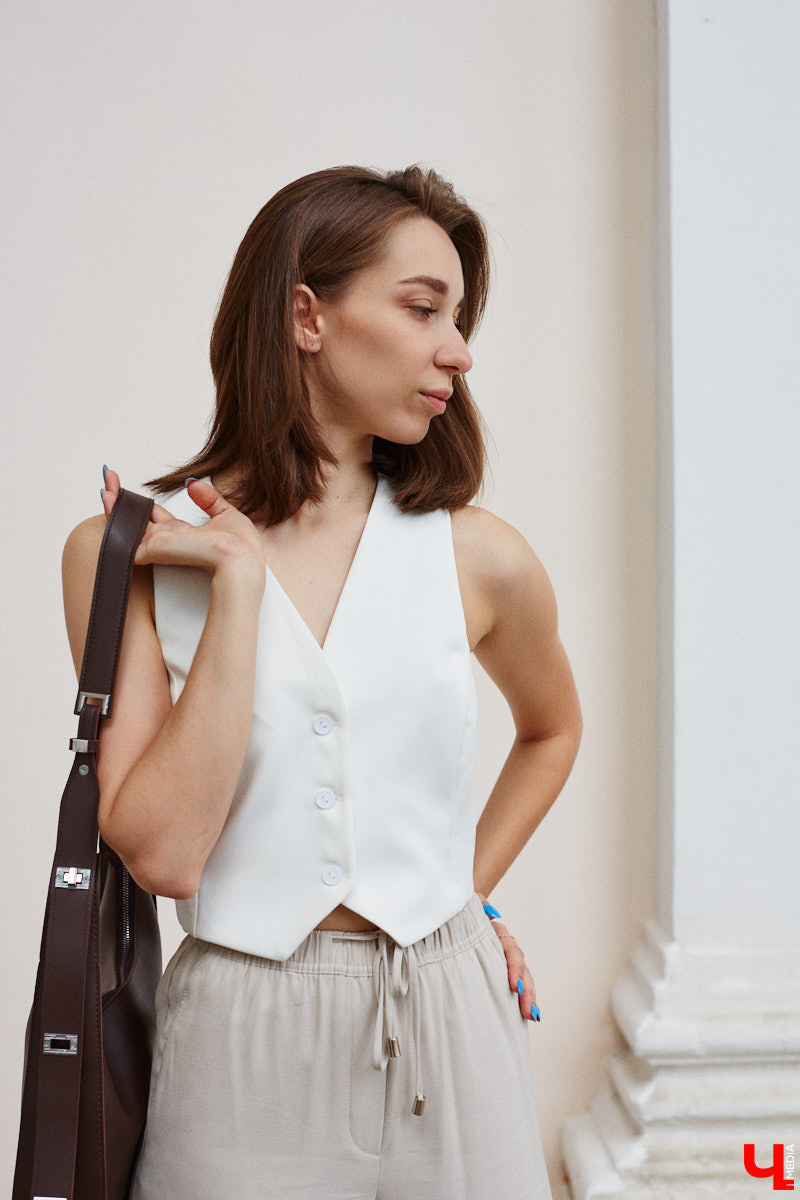 Июнь готовится закрыть за собой дождливую дверь. К сожалению, солнечными деньками он нас сильно не баловал. И всё же легкие вещи далеко в шкаф не убираем, тепло обязательно придет! Хореограф Екатерина Мельникова в этом уверена. К смене температурных трендов она давно готова. Давайте в этот прохладный денек полюбуемся на четыре стильных аутфита для знойной погоды и визуализируем настоящее, а не календарное лето!