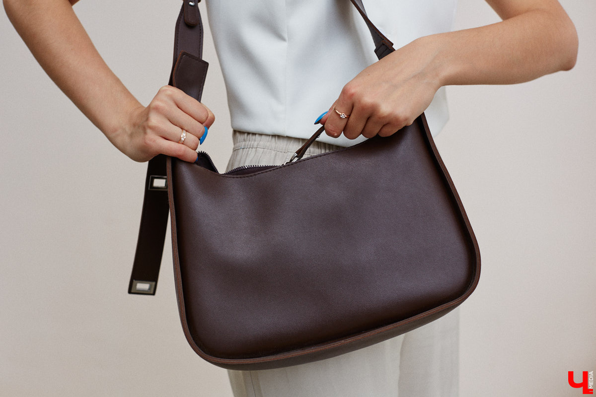 Июнь готовится закрыть за собой дождливую дверь. К сожалению, солнечными деньками он нас сильно не баловал. И всё же легкие вещи далеко в шкаф не убираем, тепло обязательно придет! Хореограф Екатерина Мельникова в этом уверена. К смене температурных трендов она давно готова. Давайте в этот прохладный денек полюбуемся на четыре стильных аутфита для знойной погоды и визуализируем настоящее, а не календарное лето!