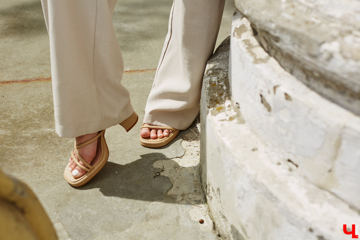 Июнь готовится закрыть за собой дождливую дверь. К сожалению, солнечными деньками он нас сильно не баловал. И всё же легкие вещи далеко в шкаф не убираем, тепло обязательно придет! Хореограф Екатерина Мельникова в этом уверена. К смене температурных трендов она давно готова. Давайте в этот прохладный денек полюбуемся на четыре стильных аутфита для знойной погоды и визуализируем настоящее, а не календарное лето!