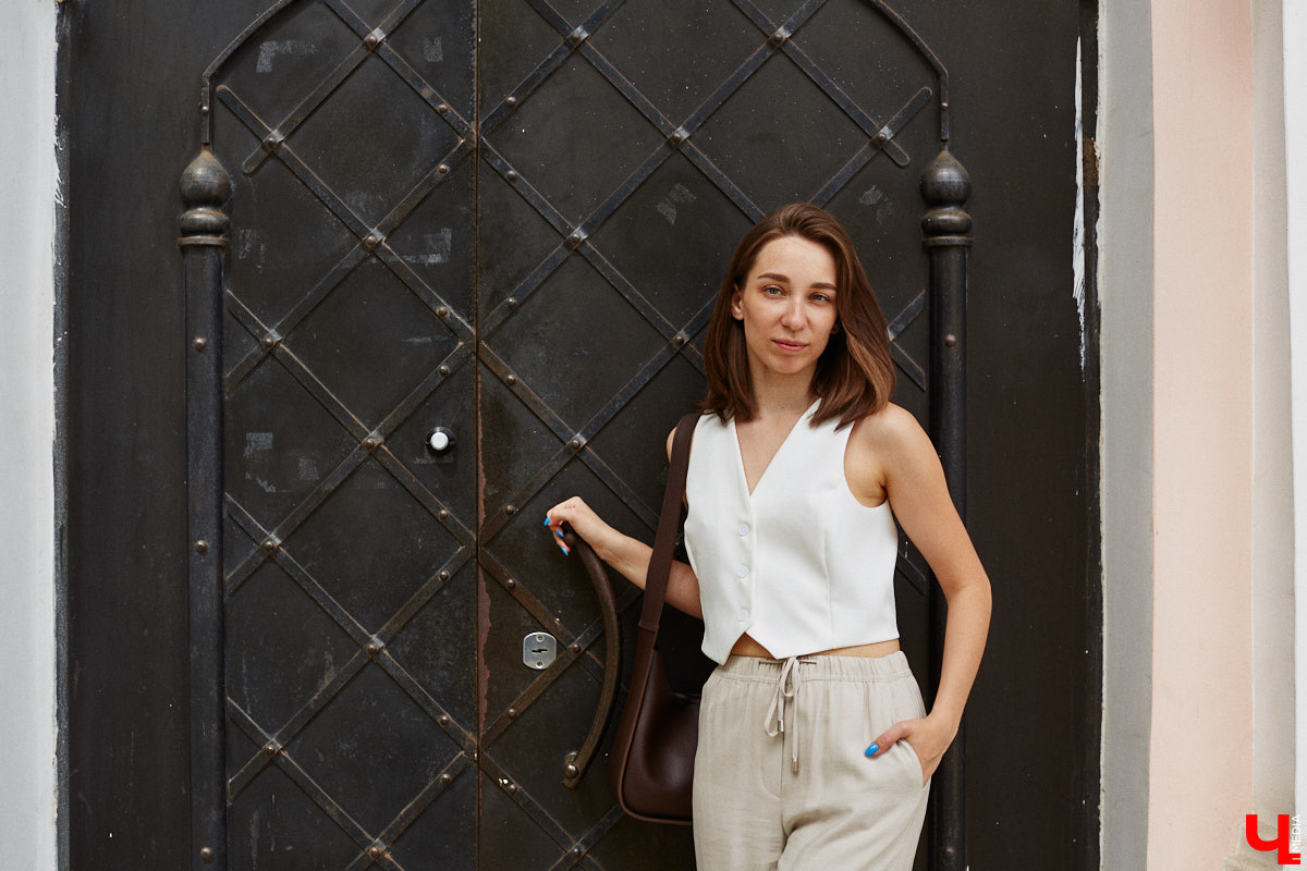 Июнь готовится закрыть за собой дождливую дверь. К сожалению, солнечными деньками он нас сильно не баловал. И всё же легкие вещи далеко в шкаф не убираем, тепло обязательно придет! Хореограф Екатерина Мельникова в этом уверена. К смене температурных трендов она давно готова. Давайте в этот прохладный денек полюбуемся на четыре стильных аутфита для знойной погоды и визуализируем настоящее, а не календарное лето!