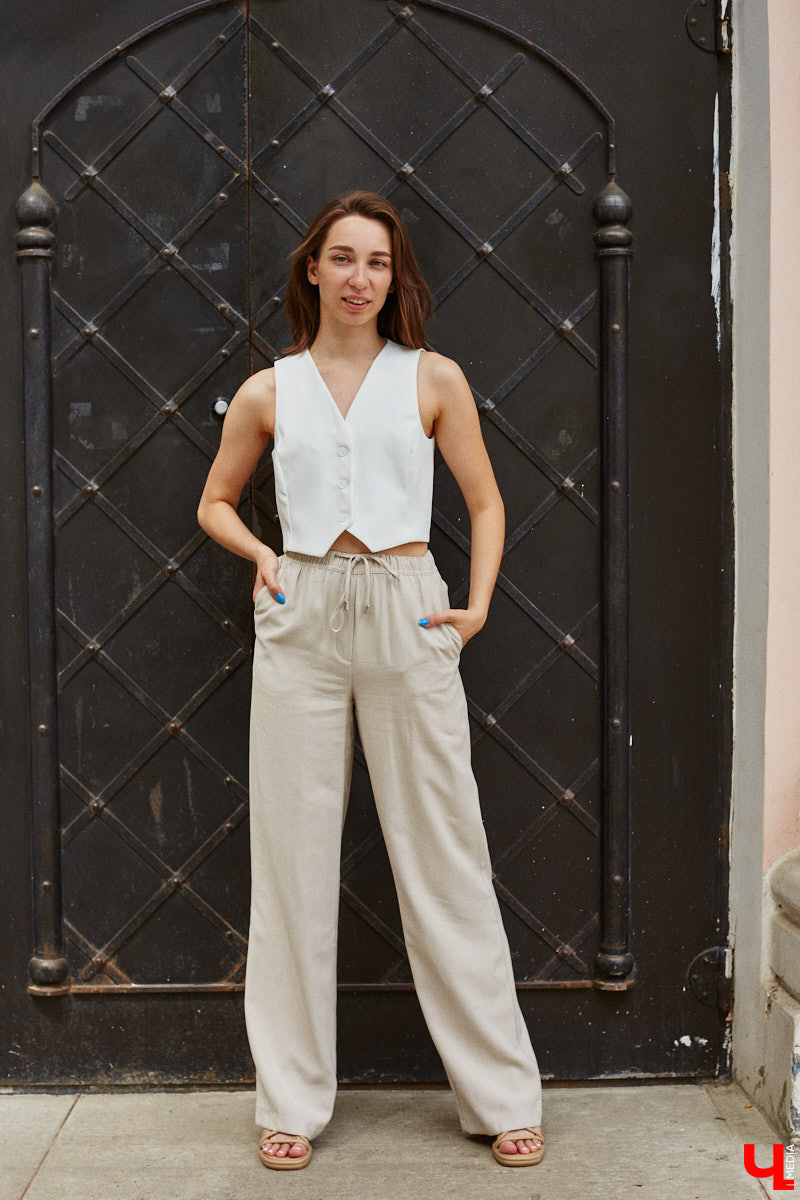 Июнь готовится закрыть за собой дождливую дверь. К сожалению, солнечными деньками он нас сильно не баловал. И всё же легкие вещи далеко в шкаф не убираем, тепло обязательно придет! Хореограф Екатерина Мельникова в этом уверена. К смене температурных трендов она давно готова. Давайте в этот прохладный денек полюбуемся на четыре стильных аутфита для знойной погоды и визуализируем настоящее, а не календарное лето!