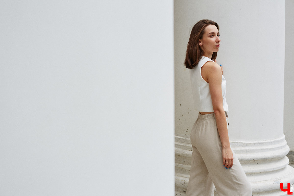 Июнь готовится закрыть за собой дождливую дверь. К сожалению, солнечными деньками он нас сильно не баловал. И всё же легкие вещи далеко в шкаф не убираем, тепло обязательно придет! Хореограф Екатерина Мельникова в этом уверена. К смене температурных трендов она давно готова. Давайте в этот прохладный денек полюбуемся на четыре стильных аутфита для знойной погоды и визуализируем настоящее, а не календарное лето!