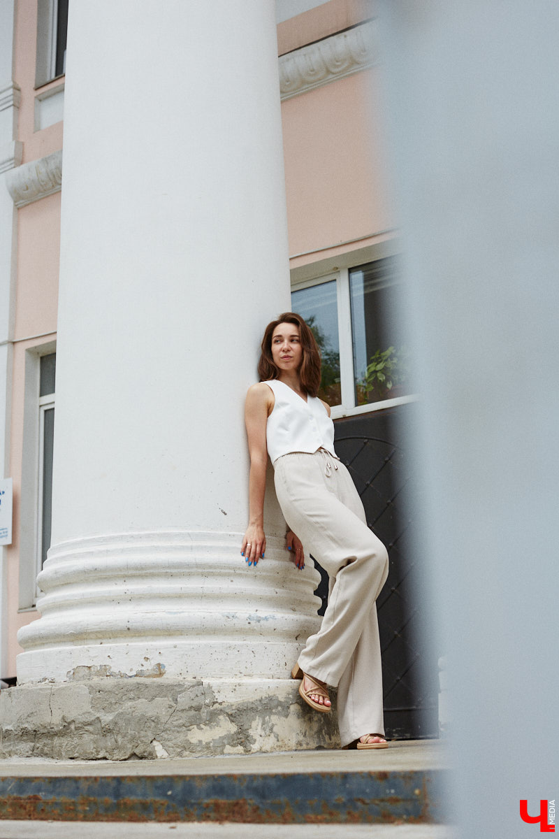 Июнь готовится закрыть за собой дождливую дверь. К сожалению, солнечными деньками он нас сильно не баловал. И всё же легкие вещи далеко в шкаф не убираем, тепло обязательно придет! Хореограф Екатерина Мельникова в этом уверена. К смене температурных трендов она давно готова. Давайте в этот прохладный денек полюбуемся на четыре стильных аутфита для знойной погоды и визуализируем настоящее, а не календарное лето!