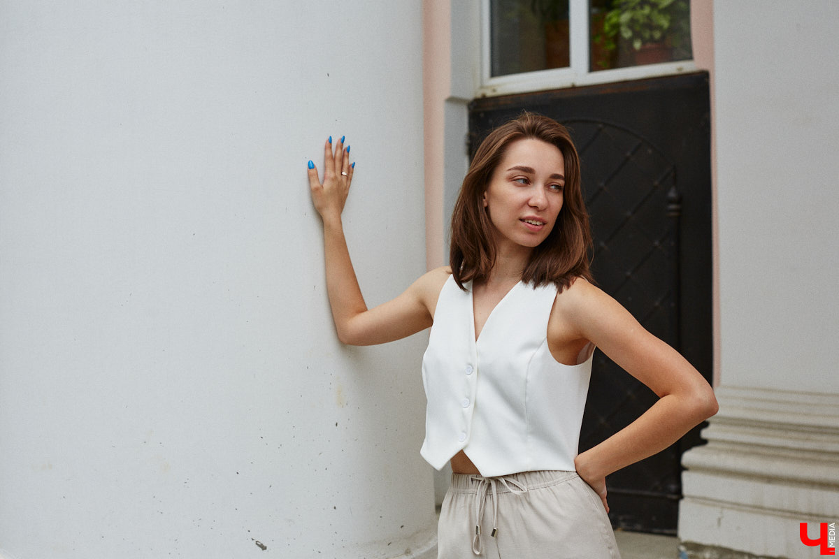 Июнь готовится закрыть за собой дождливую дверь. К сожалению, солнечными деньками он нас сильно не баловал. И всё же легкие вещи далеко в шкаф не убираем, тепло обязательно придет! Хореограф Екатерина Мельникова в этом уверена. К смене температурных трендов она давно готова. Давайте в этот прохладный денек полюбуемся на четыре стильных аутфита для знойной погоды и визуализируем настоящее, а не календарное лето!