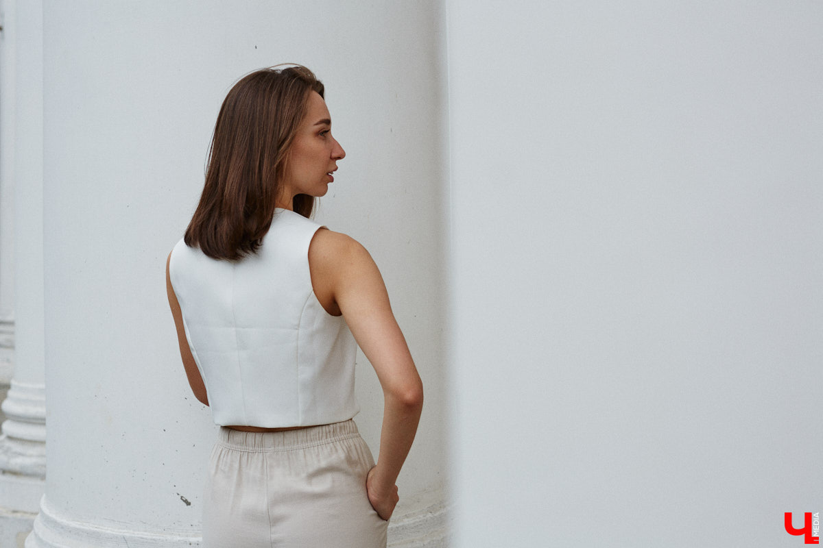 Июнь готовится закрыть за собой дождливую дверь. К сожалению, солнечными деньками он нас сильно не баловал. И всё же легкие вещи далеко в шкаф не убираем, тепло обязательно придет! Хореограф Екатерина Мельникова в этом уверена. К смене температурных трендов она давно готова. Давайте в этот прохладный денек полюбуемся на четыре стильных аутфита для знойной погоды и визуализируем настоящее, а не календарное лето!