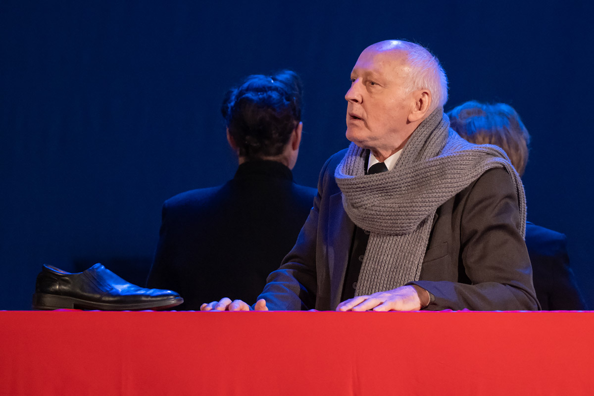 Областной театр драмы честно заслужил овации, получив сразу две высших театральных награды России «Золотая маска». Чествование триумфаторов состоялось в Казани. На суд жюри владимирская труппа представила спектакль «Черные доски» по произведению писателя Владимира Солоухина. Постановкой занимался режиссер Владимир Кузнецов. О пути к успеху мы побеседовали с ним, а также с актером Владимиром Лаптевым, сыгравшим одну из главных ролей.