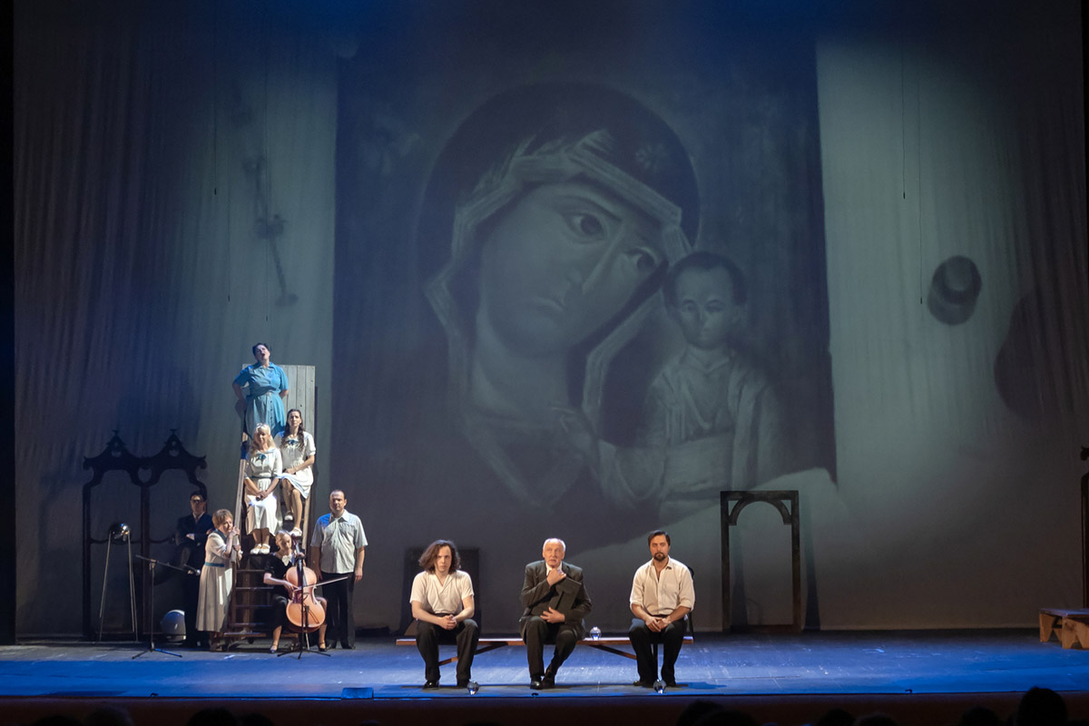 Областной театр драмы честно заслужил овации, получив сразу две высших театральных награды России «Золотая маска». Чествование триумфаторов состоялось в Казани. На суд жюри владимирская труппа представила спектакль «Черные доски» по произведению писателя Владимира Солоухина. Постановкой занимался режиссер Владимир Кузнецов. О пути к успеху мы побеседовали с ним, а также с актером Владимиром Лаптевым, сыгравшим одну из главных ролей.