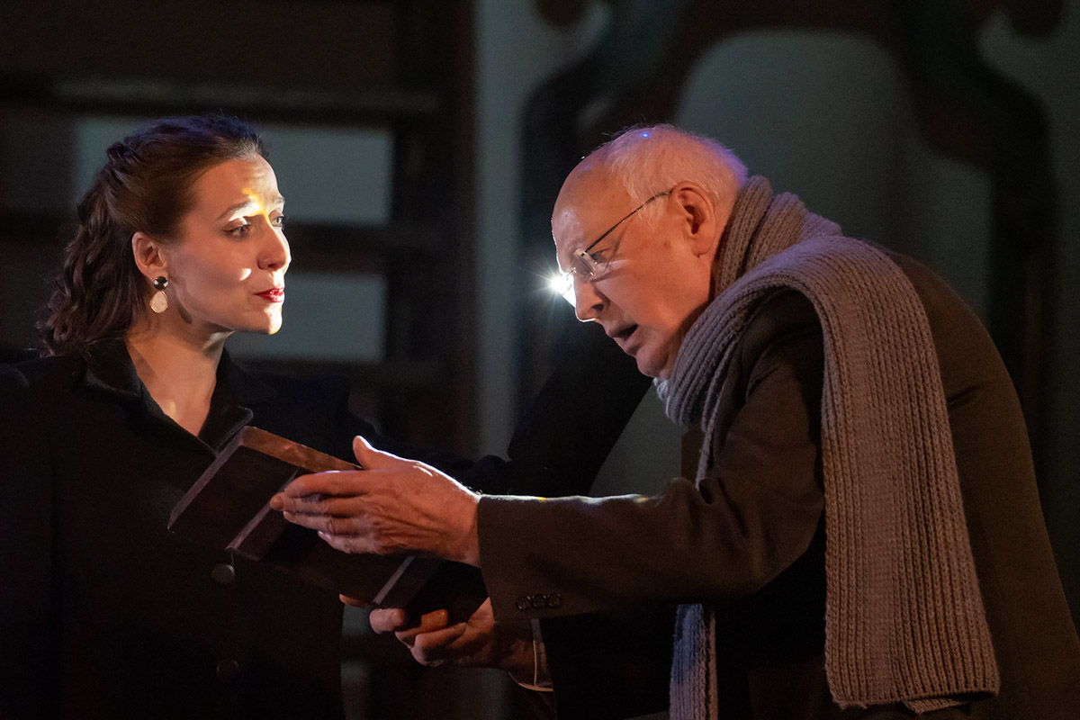 Областной театр драмы честно заслужил овации, получив сразу две высших театральных награды России «Золотая маска». Чествование триумфаторов состоялось в Казани. На суд жюри владимирская труппа представила спектакль «Черные доски» по произведению писателя Владимира Солоухина. Постановкой занимался режиссер Владимир Кузнецов. О пути к успеху мы побеседовали с ним, а также с актером Владимиром Лаптевым, сыгравшим одну из главных ролей.