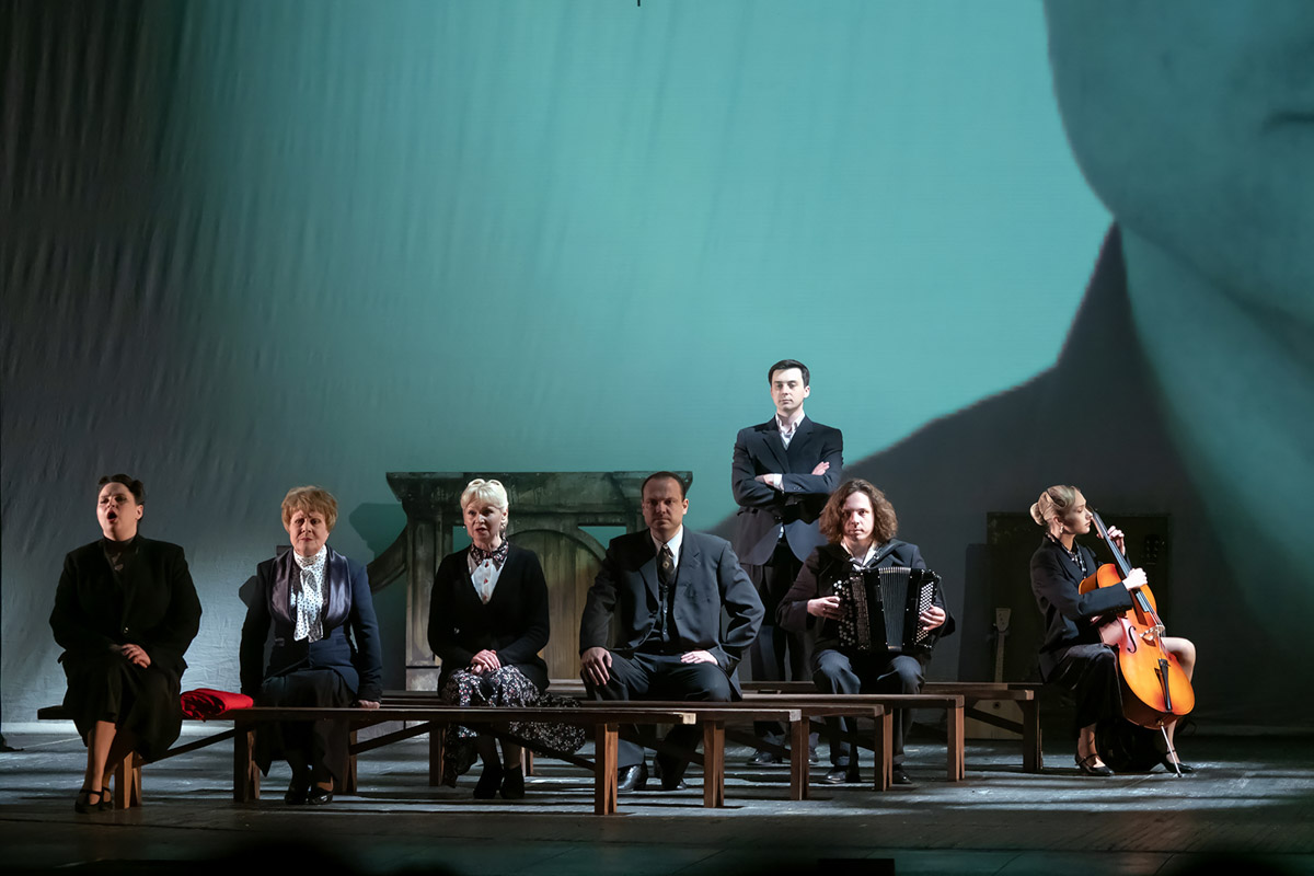 Областной театр драмы честно заслужил овации, получив сразу две высших театральных награды России «Золотая маска». Чествование триумфаторов состоялось в Казани. На суд жюри владимирская труппа представила спектакль «Черные доски» по произведению писателя Владимира Солоухина. Постановкой занимался режиссер Владимир Кузнецов. О пути к успеху мы побеседовали с ним, а также с актером Владимиром Лаптевым, сыгравшим одну из главных ролей.