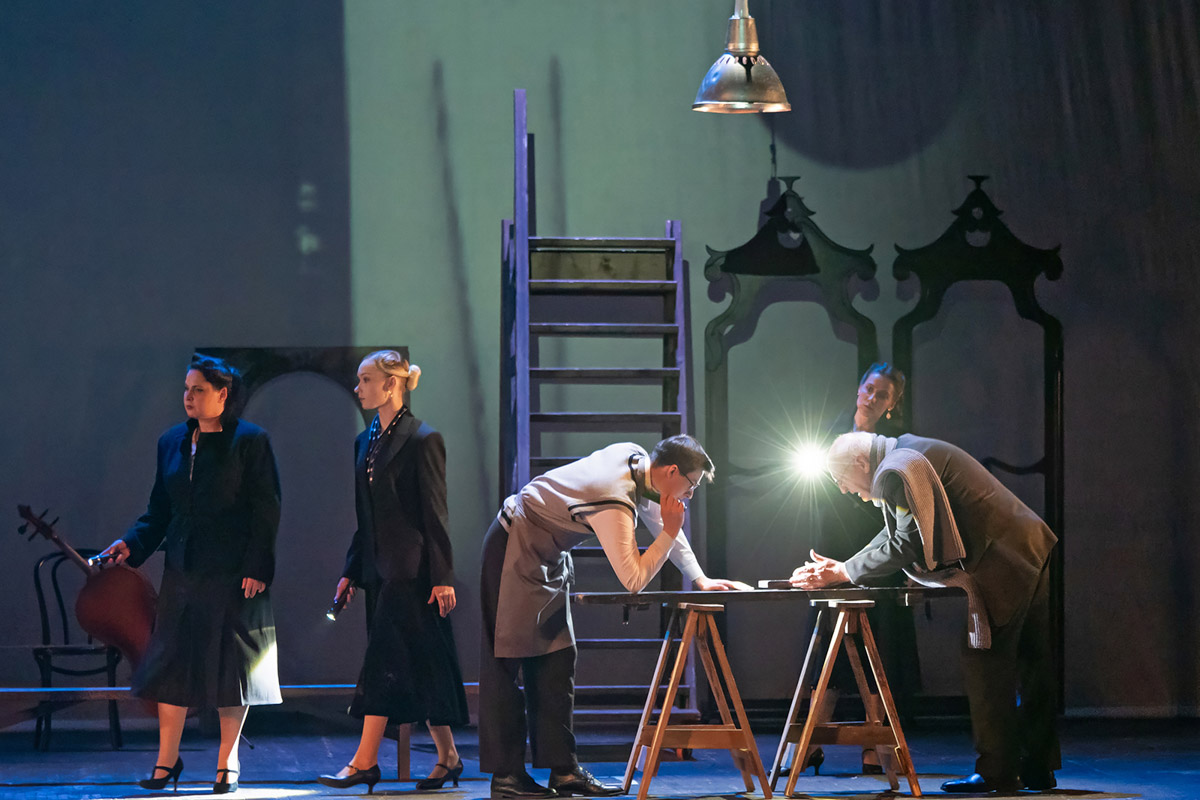 Областной театр драмы честно заслужил овации, получив сразу две высших театральных награды России «Золотая маска». Чествование триумфаторов состоялось в Казани. На суд жюри владимирская труппа представила спектакль «Черные доски» по произведению писателя Владимира Солоухина. Постановкой занимался режиссер Владимир Кузнецов. О пути к успеху мы побеседовали с ним, а также с актером Владимиром Лаптевым, сыгравшим одну из главных ролей.