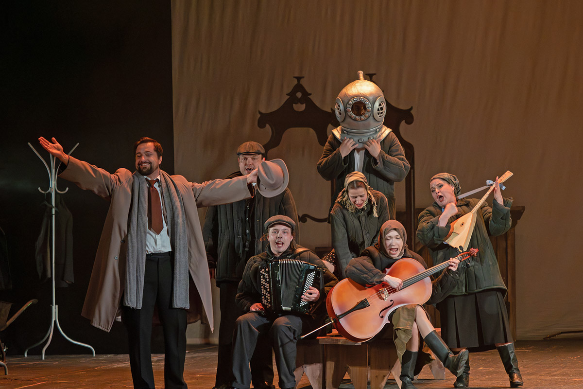 Областной театр драмы честно заслужил овации, получив сразу две высших театральных награды России «Золотая маска». Чествование триумфаторов состоялось в Казани. На суд жюри владимирская труппа представила спектакль «Черные доски» по произведению писателя Владимира Солоухина. Постановкой занимался режиссер Владимир Кузнецов. О пути к успеху мы побеседовали с ним, а также с актером Владимиром Лаптевым, сыгравшим одну из главных ролей.