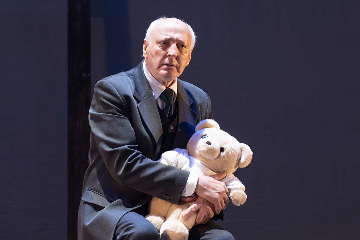 Областной театр драмы честно заслужил овации, получив сразу две высших театральных награды России «Золотая маска». Чествование триумфаторов состоялось в Казани. На суд жюри владимирская труппа представила спектакль «Черные доски» по произведению писателя Владимира Солоухина. Постановкой занимался режиссер Владимир Кузнецов. О пути к успеху мы побеседовали с ним, а также с актером Владимиром Лаптевым, сыгравшим одну из главных ролей.