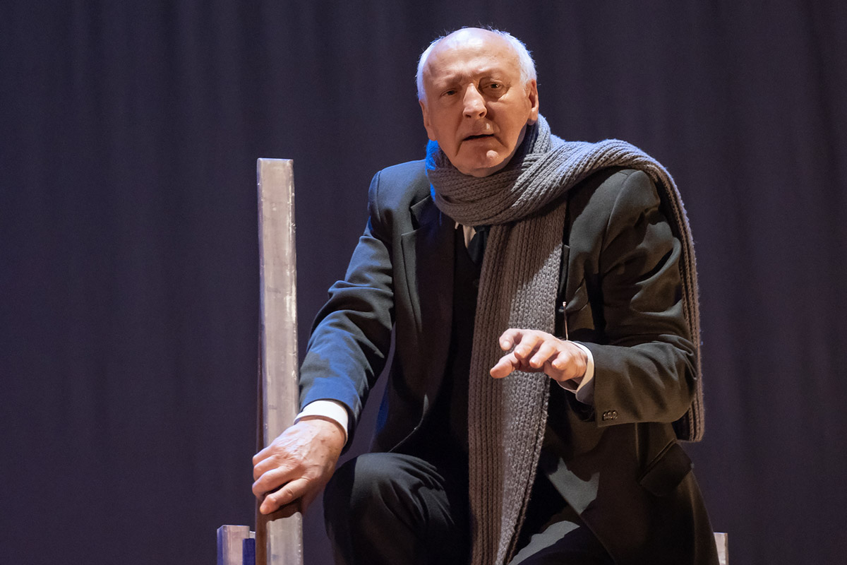 Областной театр драмы честно заслужил овации, получив сразу две высших театральных награды России «Золотая маска». Чествование триумфаторов состоялось в Казани. На суд жюри владимирская труппа представила спектакль «Черные доски» по произведению писателя Владимира Солоухина. Постановкой занимался режиссер Владимир Кузнецов. О пути к успеху мы побеседовали с ним, а также с актером Владимиром Лаптевым, сыгравшим одну из главных ролей.