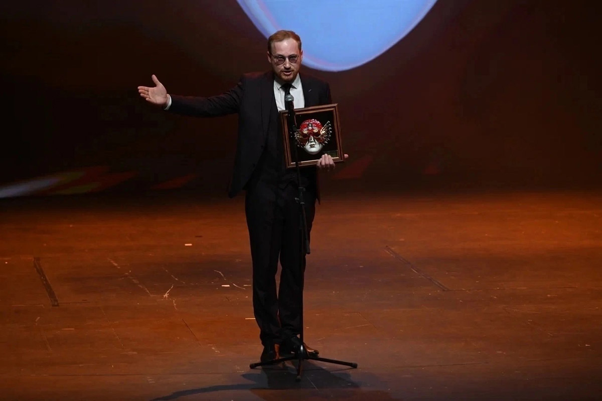 Областной театр драмы честно заслужил овации, получив сразу две высших театральных награды России «Золотая маска». Чествование триумфаторов состоялось в Казани. На суд жюри владимирская труппа представила спектакль «Черные доски» по произведению писателя Владимира Солоухина. Постановкой занимался режиссер Владимир Кузнецов. О пути к успеху мы побеседовали с ним, а также с актером Владимиром Лаптевым, сыгравшим одну из главных ролей.