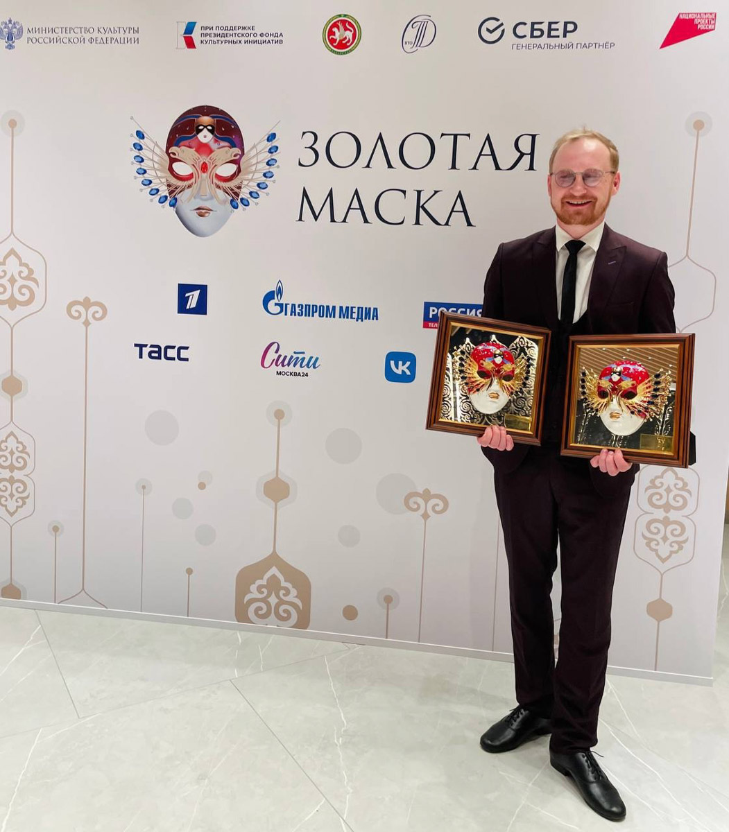 Областной театр драмы честно заслужил овации, получив сразу две высших театральных награды России «Золотая маска». Чествование триумфаторов состоялось в Казани. На суд жюри владимирская труппа представила спектакль «Черные доски» по произведению писателя Владимира Солоухина. Постановкой занимался режиссер Владимир Кузнецов. О пути к успеху мы побеседовали с ним, а также с актером Владимиром Лаптевым, сыгравшим одну из главных ролей.