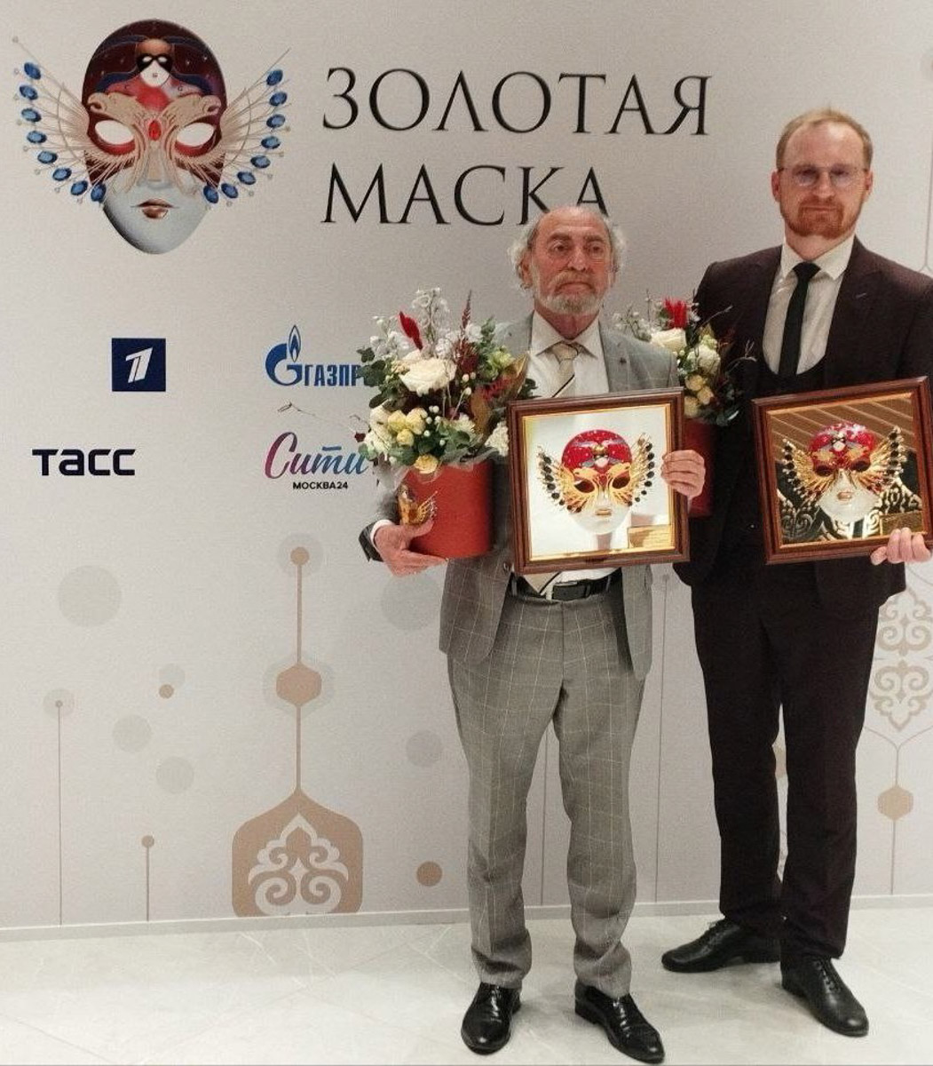 Областной театр драмы честно заслужил овации, получив сразу две высших театральных награды России «Золотая маска». Чествование триумфаторов состоялось в Казани. На суд жюри владимирская труппа представила спектакль «Черные доски» по произведению писателя Владимира Солоухина. Постановкой занимался режиссер Владимир Кузнецов. О пути к успеху мы побеседовали с ним, а также с актером Владимиром Лаптевым, сыгравшим одну из главных ролей.