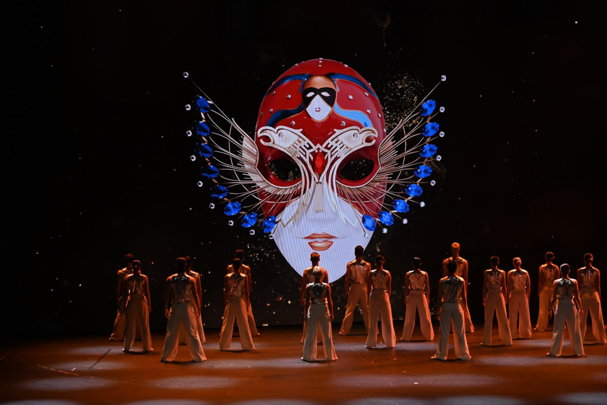 Областной театр драмы честно заслужил овации, получив сразу две высших театральных награды России «Золотая маска». Чествование триумфаторов состоялось в Казани. На суд жюри владимирская труппа представила спектакль «Черные доски» по произведению писателя Владимира Солоухина. Постановкой занимался режиссер Владимир Кузнецов. О пути к успеху мы побеседовали с ним, а также с актером Владимиром Лаптевым, сыгравшим одну из главных ролей.