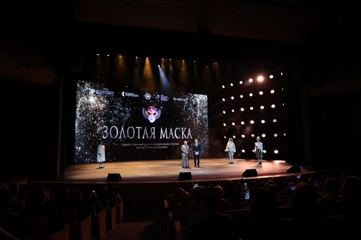 Областной театр драмы честно заслужил овации, получив сразу две высших театральных награды России «Золотая маска». Чествование триумфаторов состоялось в Казани. На суд жюри владимирская труппа представила спектакль «Черные доски» по произведению писателя Владимира Солоухина. Постановкой занимался режиссер Владимир Кузнецов. О пути к успеху мы побеседовали с ним, а также с актером Владимиром Лаптевым, сыгравшим одну из главных ролей.