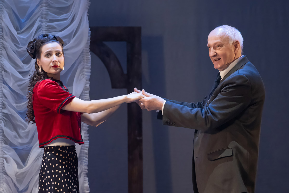 Областной театр драмы честно заслужил овации, получив сразу две высших театральных награды России «Золотая маска». Чествование триумфаторов состоялось в Казани. На суд жюри владимирская труппа представила спектакль «Черные доски» по произведению писателя Владимира Солоухина. Постановкой занимался режиссер Владимир Кузнецов. О пути к успеху мы побеседовали с ним, а также с актером Владимиром Лаптевым, сыгравшим одну из главных ролей.