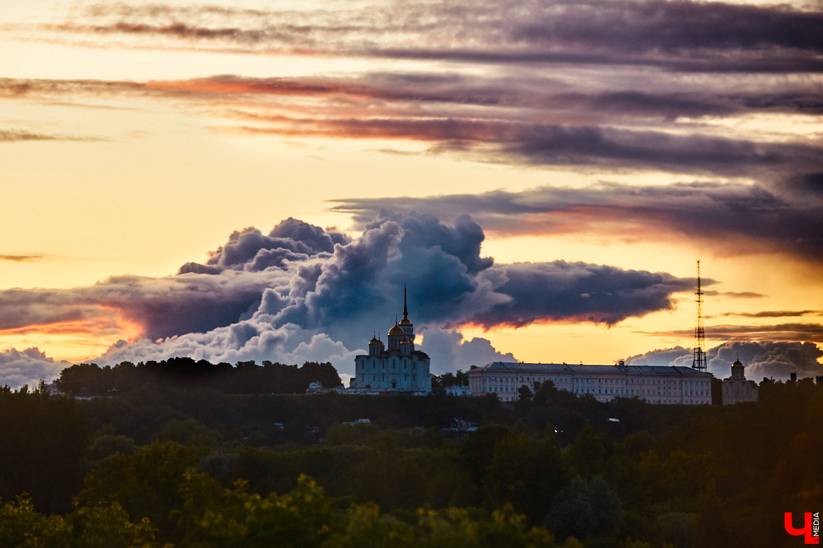Дождь и холод продолжают атаковать Владимир. Июнь 2025-го запомнится жителям региона бесконечной чередой осадков с лишь изредка проглядывающим сквозь облака солнцем. И, к сожалению, его собрат не собирается с порога радовать нас хорошей погодой. Или надежда все-таки есть и июль еще покажет себя во всей красе, стоит дать ему шанс? Этот вопрос лучше адресовать всезнающим синоптикам!