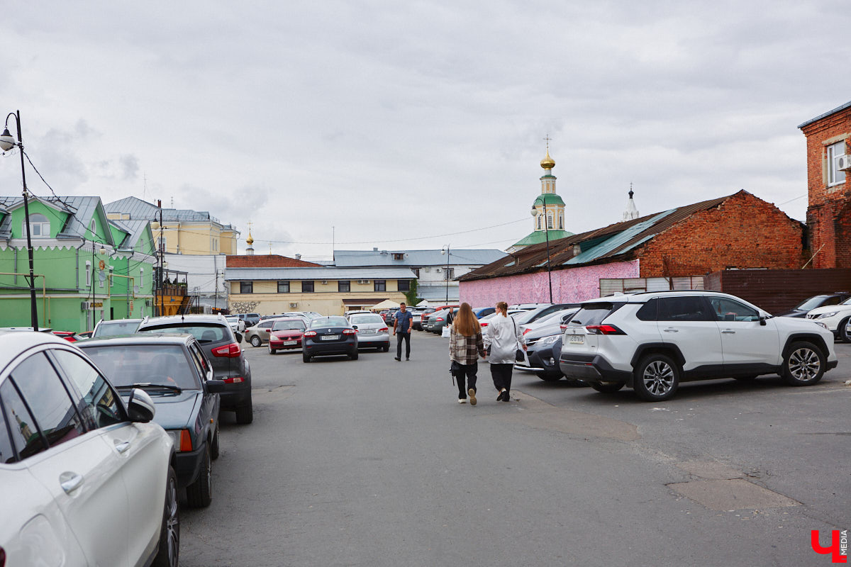 В начале июля во Владимире завершился пилотный проект по внедрению платных стоянок. Совсем скоро платить за возможность оставить машину на четырех улицах в центре города придется не символический рубль, а куда больше. Решение примут в ближайшие дни, когда выберут оператора парковочного пространства. Ждать осталось недолго.